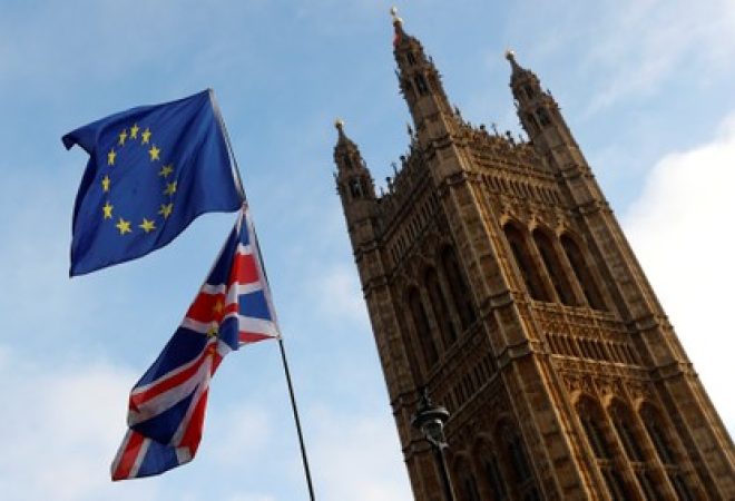 Bandeiras da União Europeia e do Reino Unido são vistas em Londres