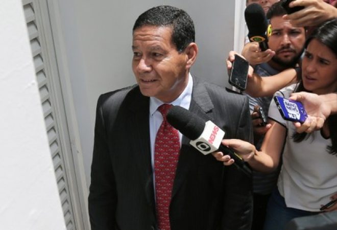 Vice-presidente eleito, general Hamilton Mourão, chega para reunião no Rio de Janeiro