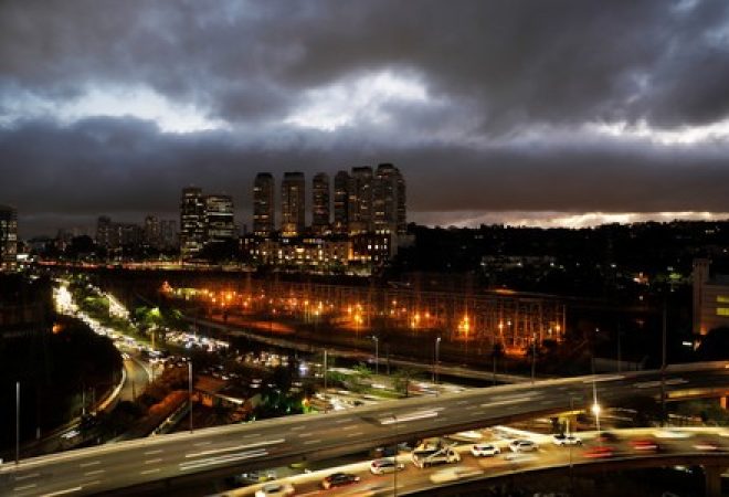 Carros em trânsito durante hora do rush em São Paulo, Brasil