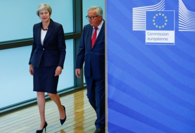 Theresa May e presidente da Comissão Europeia, Jean-Claude Juncker