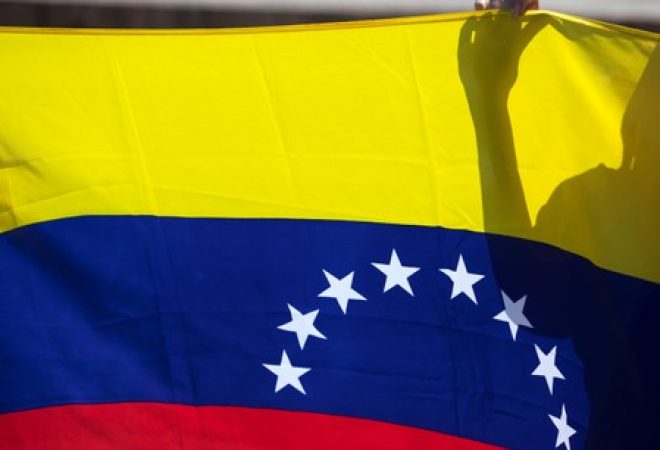 Mulher segura bandeira da Venezuela, em Madri