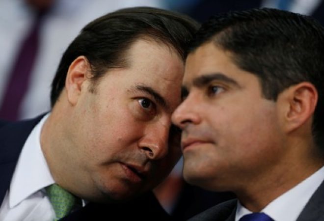 Rodrigo Maia e ACM Neto conversam no Congresso Nacional