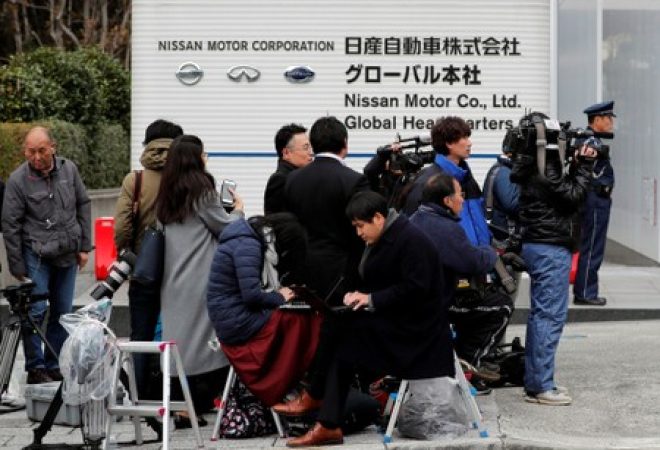Jornalistas em frente ao prédio da Nissan em Yokohama, no Japão