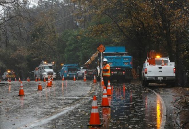 Equipes trabalham sob chuva para reparar danos provocados por incêndio em Paradise, na Califórnia