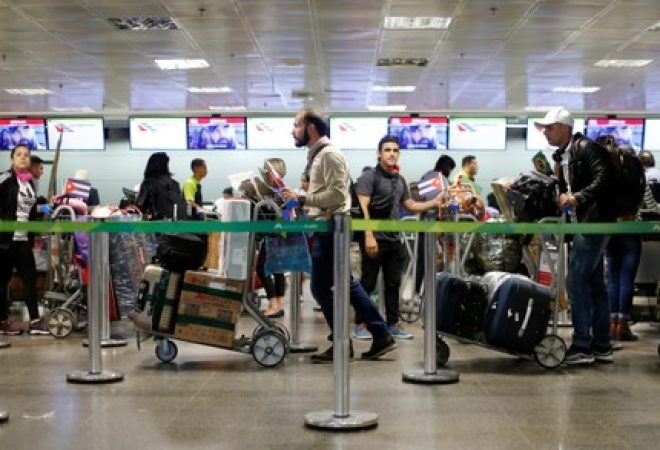 Médicos cubanos iniciam volta para casa em aeroporto de Brasília