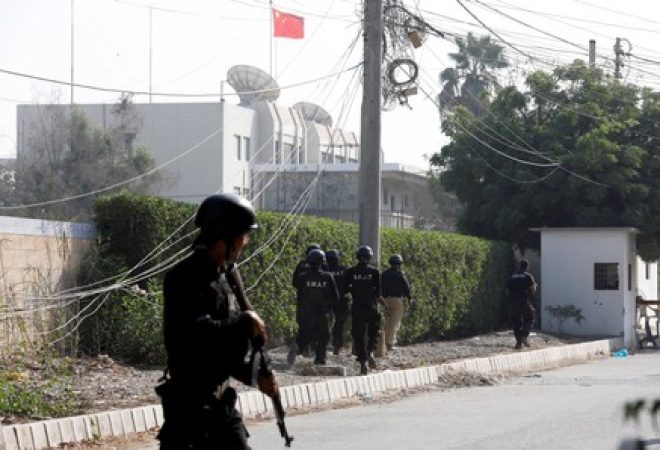 Policiais respondem a ataque a consulado chinês em Karachi, no Paquistão