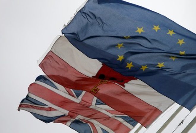 Bandeiras da UE, de Gibraltar e do Reino Unido no território britânico de Gibraltar