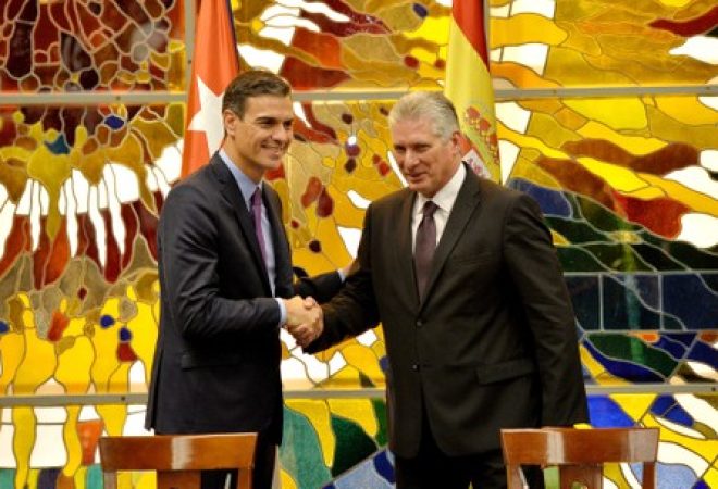 Primeiro-ministro da Espanha, Pedro Sánchez, cumprimenta presidente de Cuba, Miguel Díaz-Canel, em Havana