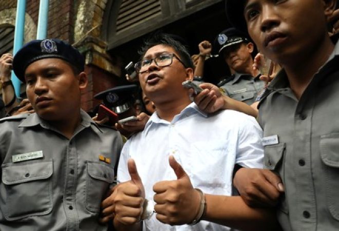 Jornalista da Reuters Wa Lone deixa tribunal em Yangon após anúncio de seu veredicto