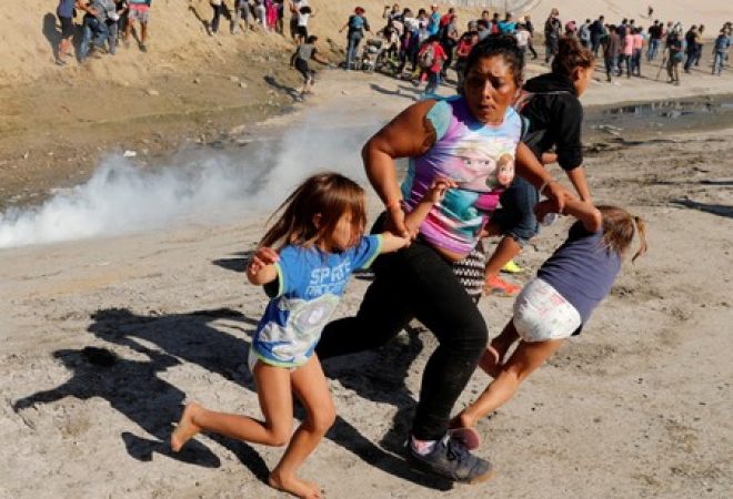 Família de Honduras corre para fugir do gás lacrimogêneo na fronteira do México com os Estados Unidos em Tijuana