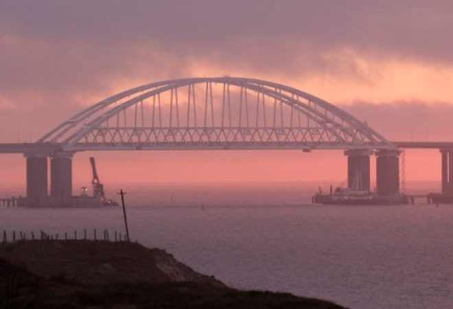 Ponte sobre o Estreito de Kerch, que liga a Rússia continental com a península da Crimeia