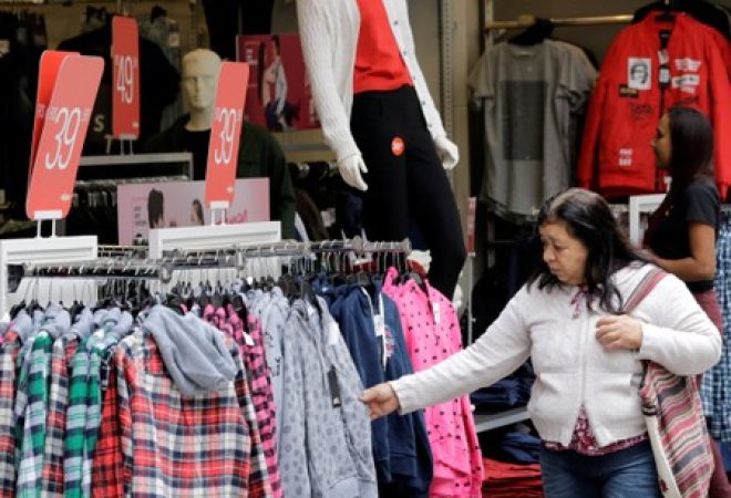 Consumidora em loja de roupas em São Paulo