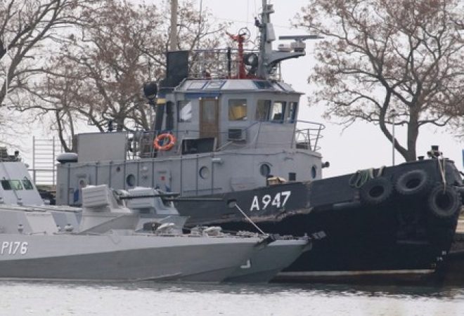Embarcações ucranianas apreendias pela Rússia em porto de Kerch