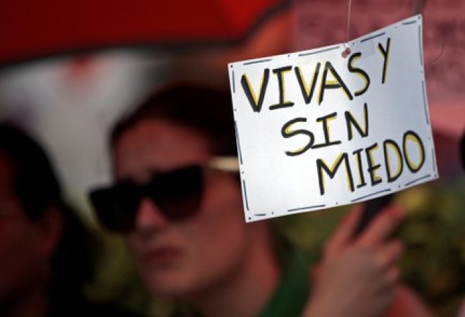 Mulher segura placa que diz "viva e sem medo" durante protesto contra a violência contra mulheres em San José, na Costa Rica