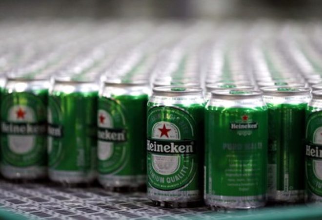 Latas de cerveja Heineken em cervejaria em Jacareí, Brasil