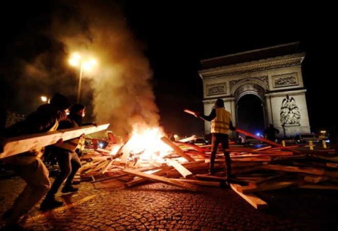 Manifestantes protestam contra aumento do preço do diesel no Champs-Élysèes, em Paris