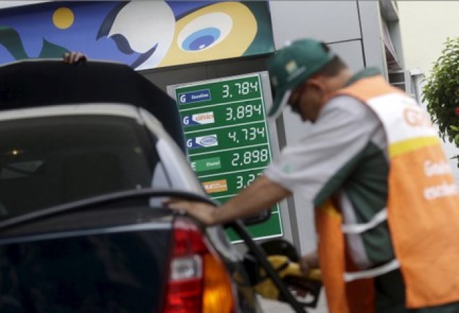 Frentista abastece carro em posto de combustíveis no Rio de Janeiro
