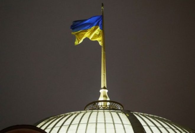 Bandeira da Ucrânia no topo do prédio do Parlamento do país