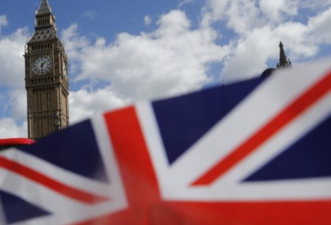 Bandeira britânica em frente ao prédio do Parlamento