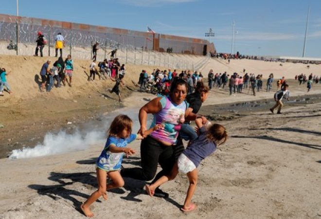 Família de imigrantes escapa de bombas de gás lacrimogêneo na fronteira do México com os EUA