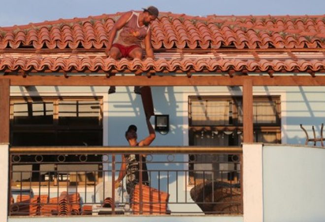 Fucionários trabalham em obra no Rio de Janeiro