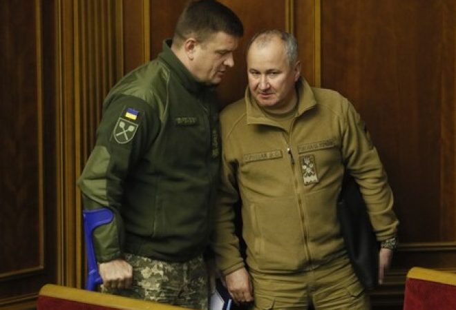Chefe dos Serviços de Inteligência da Ucrânia, Vasyl Hrytsak, e chefe da Diretoria de Inteligência do Ministério da Defesa, Vasyl Burba, comparecem a sessão do Parlamento, em Kiev