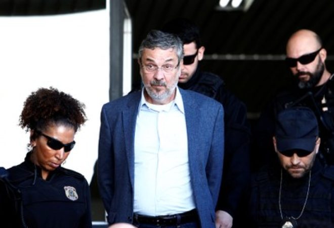 Ex-ministro Antonio Palocci é escoltado por policiais federais em Curitiba