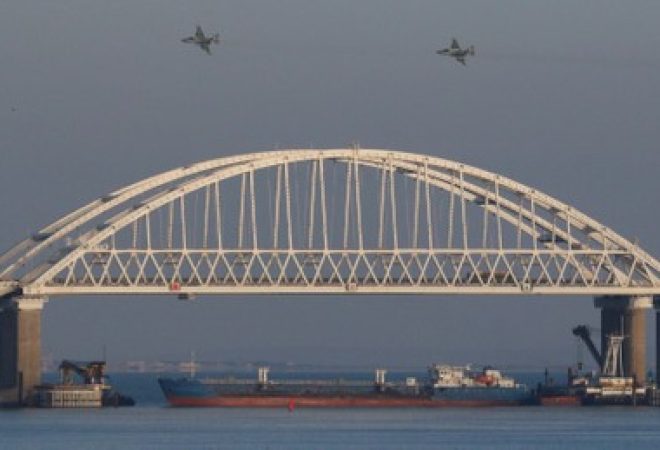 Caças sobrevoam ponte que liga Crimeia ao continente russo sobre Mar de Azov