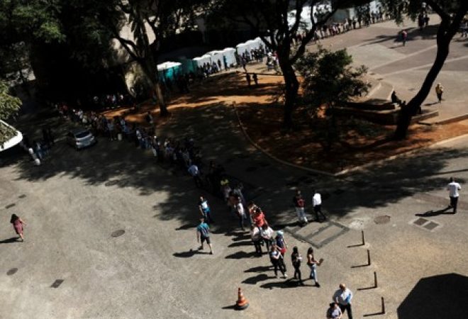 Pessoas em fila à procura de vaga de emprego em São Paulo