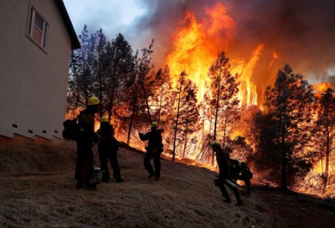 Bombeiros combatem chamas de incêndio em Paradise, na Califórnia