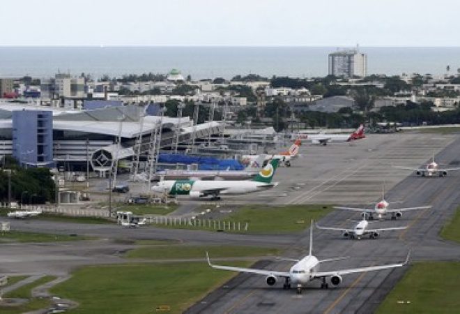 Visão aérea do aeroporto internacional de Recife, no Nordeste do Brazil