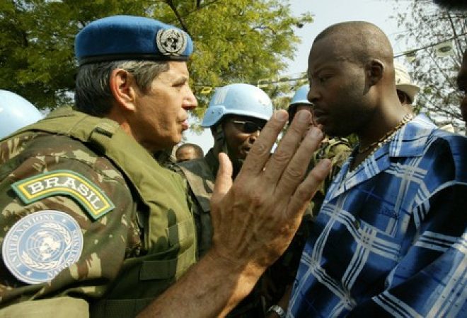 General Heleno conversa com haitiano durante período em que liderou tropas da ONU no país