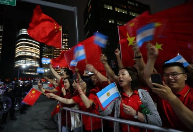 Membros da comunidade chinesa na Argentina aguardam chegada de presidente Xi Jinping em Buenos Aires