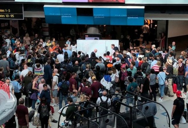 Aeroporto de Gatwick, em Londres, lotado devido a atrasos