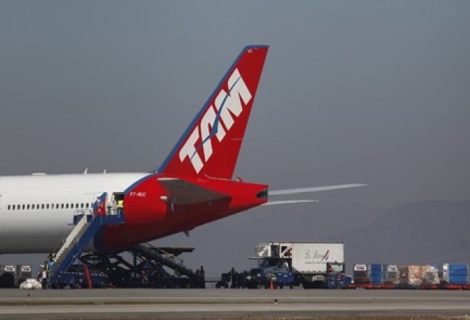 Avião da Latam no aeroporto de Santiago, no Chile