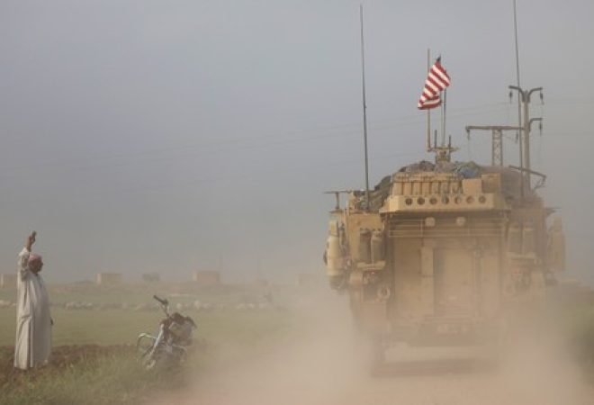 Veículo militar norte-americano na fronteira da Síria com a Turquia