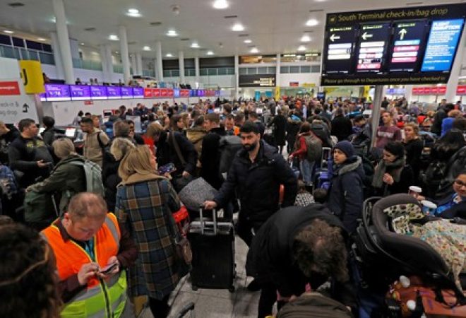 Saguão lotado do aeroporto de Gatwick