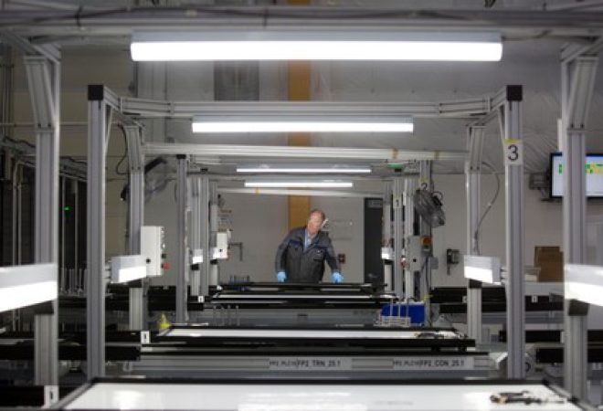 Trabalhador em fábrica nos Estados Unidos