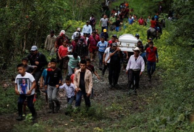 Familiares e amigos carregam caixão de Jakelin Caal, menina de 7 anos da Guatemala que morreu sob custódia dos Estados Unidos