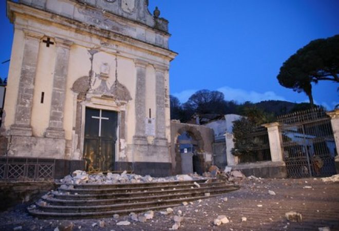 Igreja é vista danificada após terremoto na Sicília, Itália