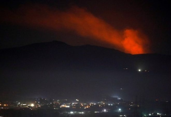 Fumaça vista atrás de montanha em Damasco