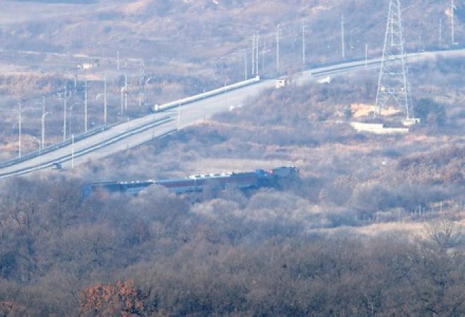 Trem sul-coreano transporta autoridades a caminho da Coreia do Norte