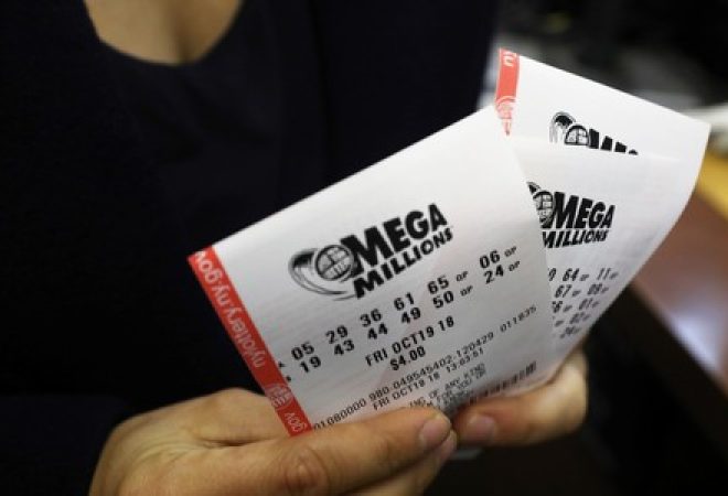 Apostador segura bilhetes de loteria Mega Millions em Nova York