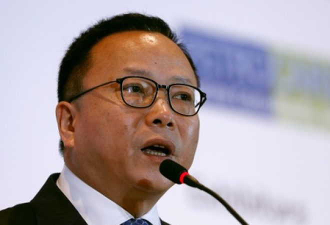 Chen Bo discursa em conferência de petróleo em Cingapura