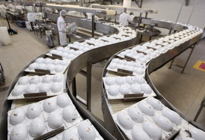 Funcionários trabalham em fábrica em São Paulo