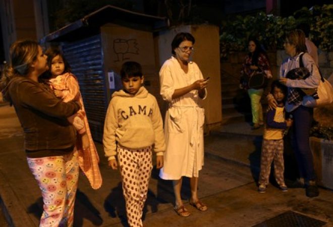 Moradores esperam na rua após terremoto afetar norte da Venezuela