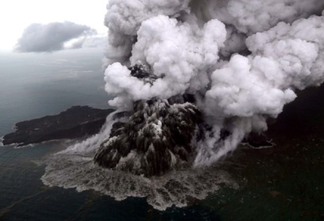Vista aérea do vulcão Anak Krakatau, na Indonésia