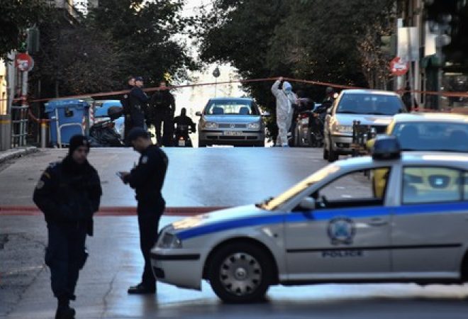 Policiais isolam área após explosão de dispositivo perto de igreja em Atenas