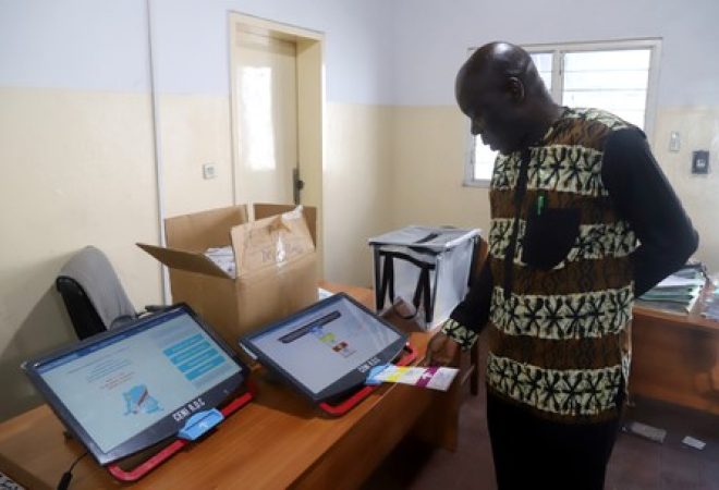 Funcionário da comissão eleitoral do Congo testa urna eletrônica antes de eleição presidencial