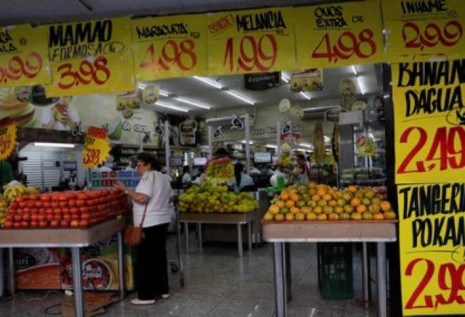 Consumidora faz compras em mercado no Rio de Janeiro